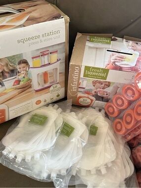Infantino Fresh Squeezed Squeeze Station + 40 extra Pouches Baby Food Maker NIB